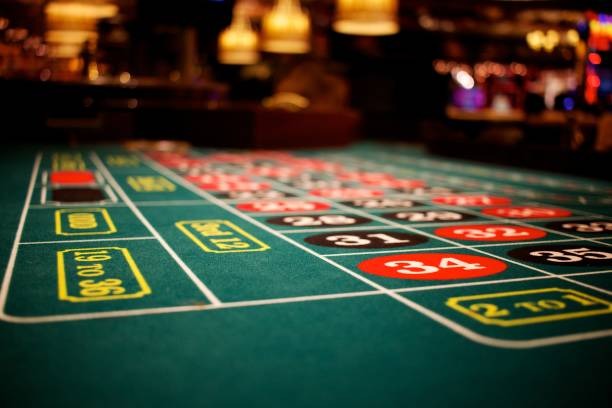 Live-dealer game tiles showing blackjack and Dragon Tiger table previews with dealer avatars